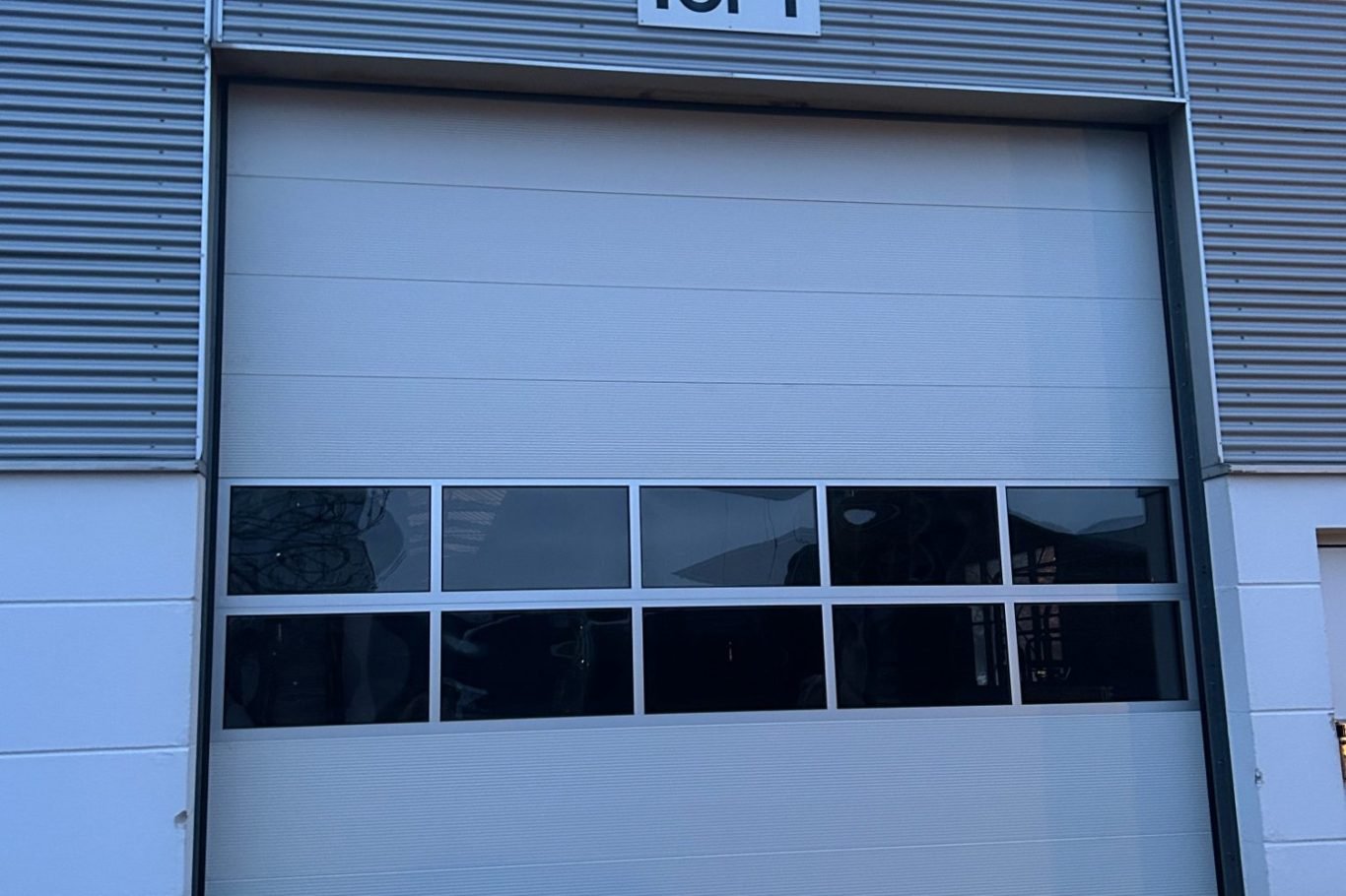 Industrieanlage mit Alurahmen